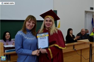 Вручення дипломів про вищу освіту