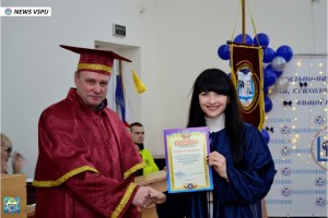 Вручення дипломів про вищу освіту