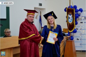 Вручення дипломів про вищу освіту