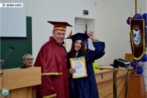 Вручення дипломів про вищу освіту