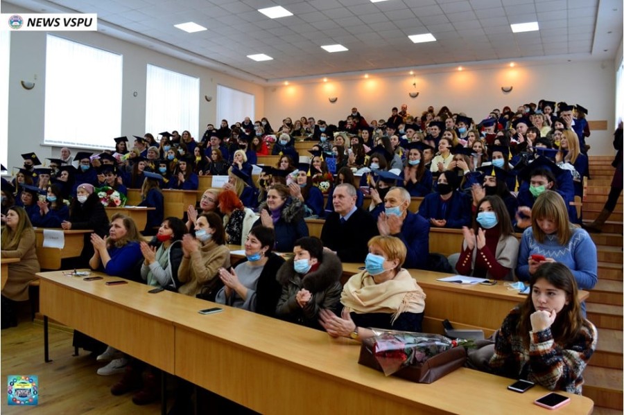 Вручення дипломів про вищу освіту
