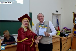 Вручення дипломів про вищу освіту