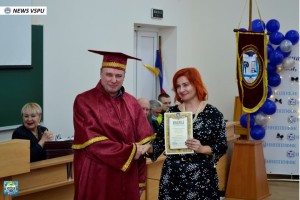 Вручення дипломів про вищу освіту