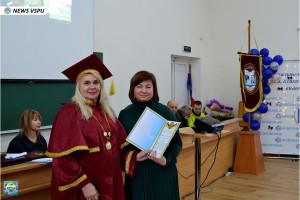 Вручення дипломів про вищу освіту
