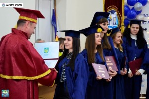 Вручення дипломів про вищу освіту