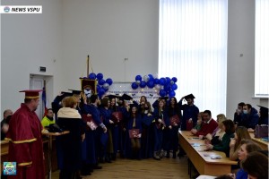 Вручення дипломів про вищу освіту