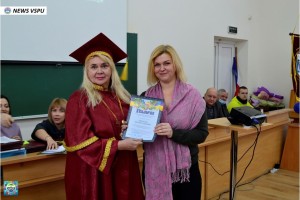 Вручення дипломів про вищу освіту