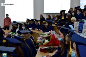 Вручення дипломів про вищу освіту