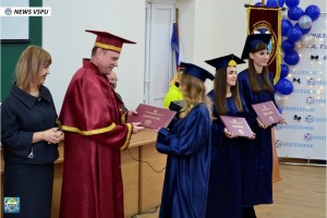 Вручення дипломів про вищу освіту