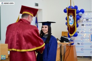 Вручення дипломів про вищу освіту