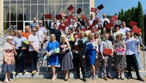 Вручення дипломів випускникам
