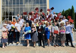 Вручення дипломів випускникам