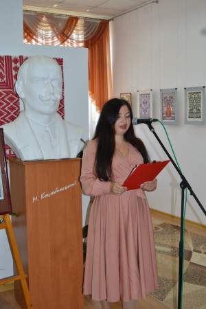 Виставка «Барвистий світ витинанки»
