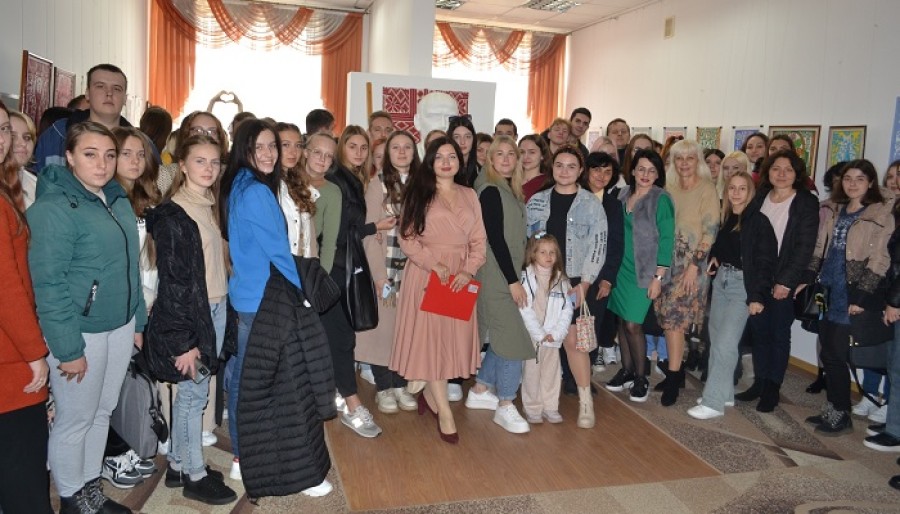 Виставка «Барвистий світ витинанки»