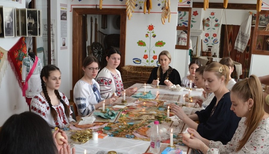 Виставка великодніх писанок
