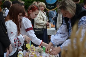 Благодійний ярмарок «Незламність України у вишиванці»