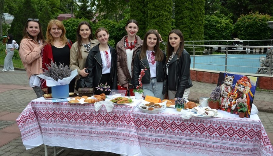 Благодійний ярмарок «Незламність України у вишиванці»