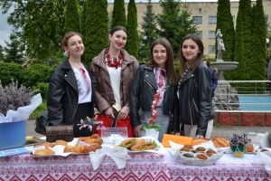 Благодійний ярмарок «Незламність України у вишиванці»
