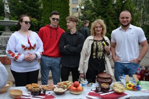Благодійний ярмарок «Незламність України у вишиванці»