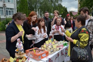 Благодійний ярмарок «Незламність України у вишиванці»