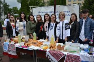 Благодійний ярмарок «Незламність України у вишиванці»