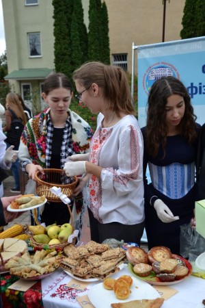Благодійний ярмарок