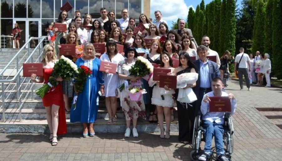 Дипломи отримали журналісти та філологи: випуск-2025 у ВДПУ