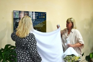 Герой, який надихає: у ВДПУ відкрили меморіальну дошку Артему Іванішину