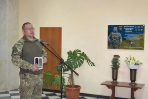 Герой, який надихає: у ВДПУ відкрили меморіальну дошку Артему Іванішину