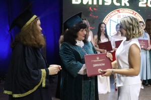 Випускники факультету отримали дипломи бакалаврів