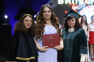 Випускники факультету отримали дипломи бакалаврів