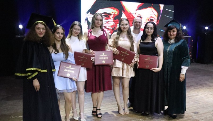 Випускники факультету отримали дипломи бакалаврів